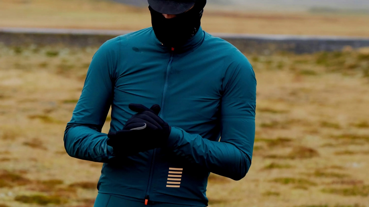 Rapha Pro Team GORE-TEX Rain Jacket 三層構造ながら軽量な防水透湿