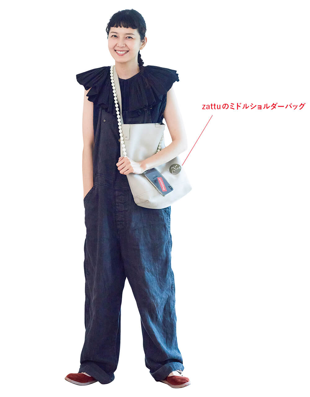 菊池亜希子さんのバッグの中身】軽量ショルダーに子どもグッズ、カメラ